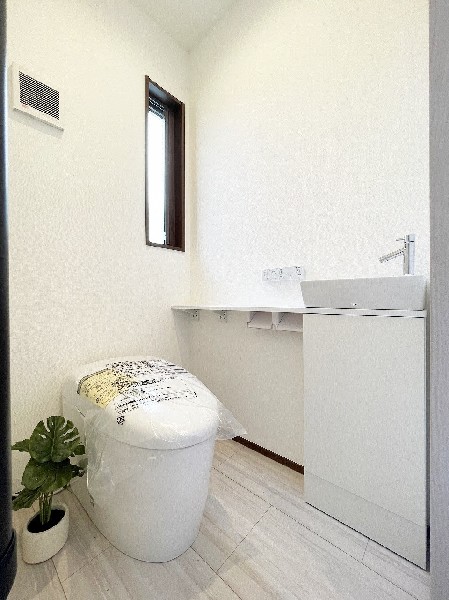 トイレは1階と2階の2カ所あります。朝の忙しい時間も慌てることなく使用できるので助かりますね。