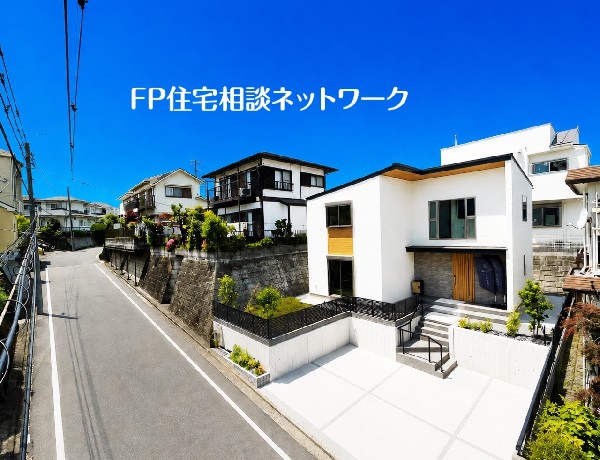 外観:前面道路は幅6.5ｍの公道。十分な広さがあるので車のすれ違いもらくらく。駐車もしやすいですね。