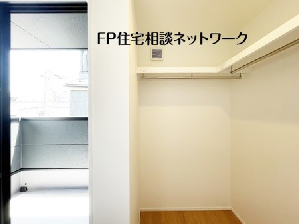 ウォークインクローゼット付きの洋室。南向きの窓から光が差し込み、居心地の良い空間に。
