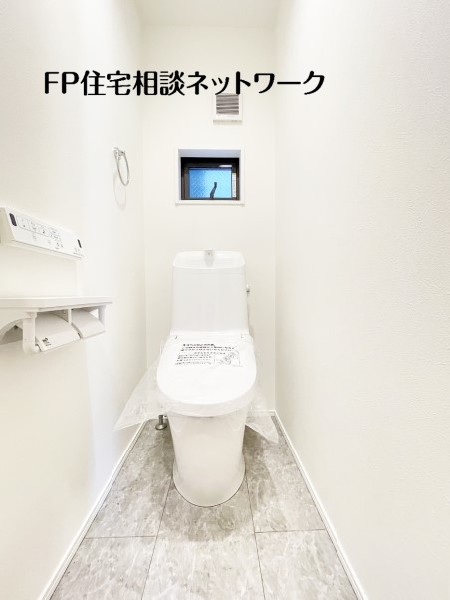 トイレは1階と3階に2カ所あります。朝の忙しい時間も慌てることなく使用できるので助かりますね。