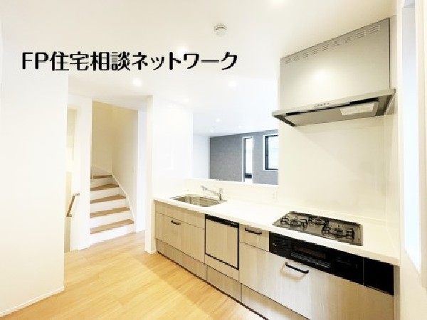 機能性とデザイン性を兼ね備えた嬉しいキッチン。食器洗乾燥機付きなので後片付け楽々。嬉しい浄水器も。