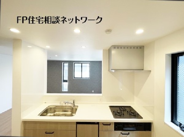 ご家族での会話お楽しみながらお料理が出来る対面キッチン。窓が多く明るく開放的でお料理作りも捗ります