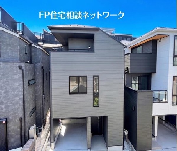 外観:（グレーの外壁は、クールで落ち着いた印象。汚れが目立ちにくいのも魅力のひとつです。