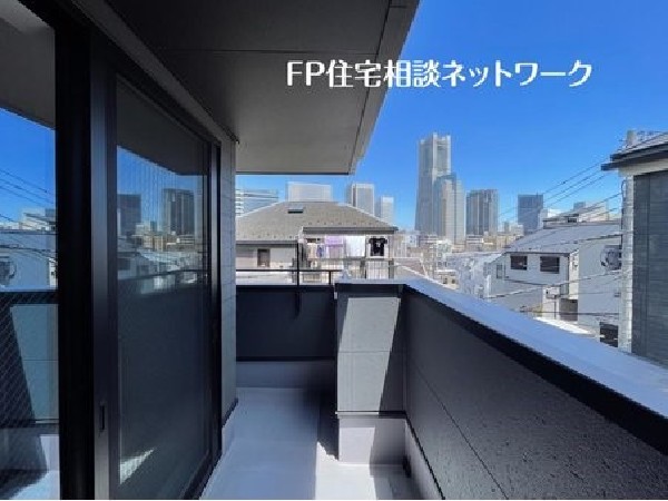 外観:南側3階バルコニーからは、みなとみらい方面を一望することができます。