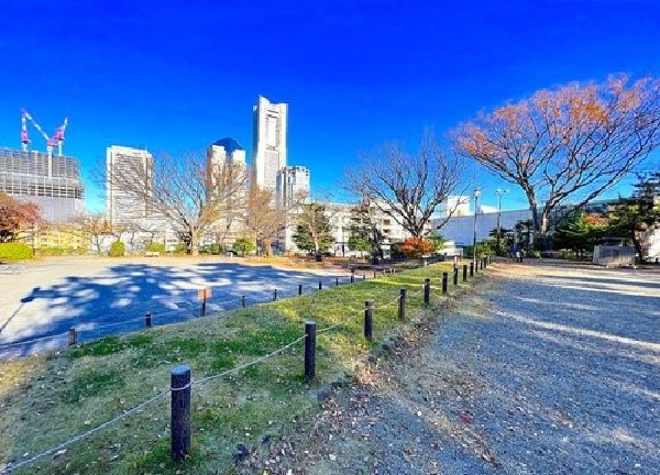 周辺環境:掃部山公園(みなとみらいを見下ろす高台にあり、遊具広場や横浜能楽堂がある公園。花見や紅葉の名所としても有名です。)