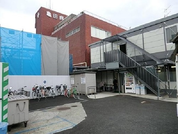 周辺環境:医療法人明和会亀田病院(内科や整形外科、皮膚科など幅広い診療科目を備え、入院設備もあるため万が一の際にも心強い総合病院です。)