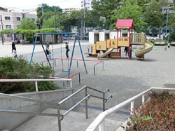 周辺環境:戸部公園(西区役所近くの公園。遊具広場と多目的広場に分かれています。わくわく池では水辺の生き物観察ができます。)