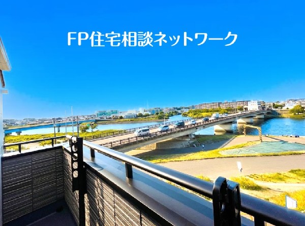 広い空を感じられる、バルコニーからの眺望。鶴見川を見渡せ、開放感溢れる景色を楽しむことができます。