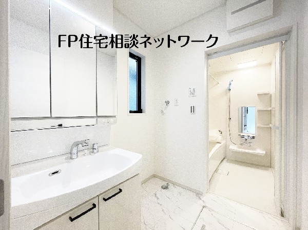 窓付で光が入り明るい洗面室。収納力と機能性に優れた洗面台で、毎朝の身支度が気持ちよく出来そうですね。