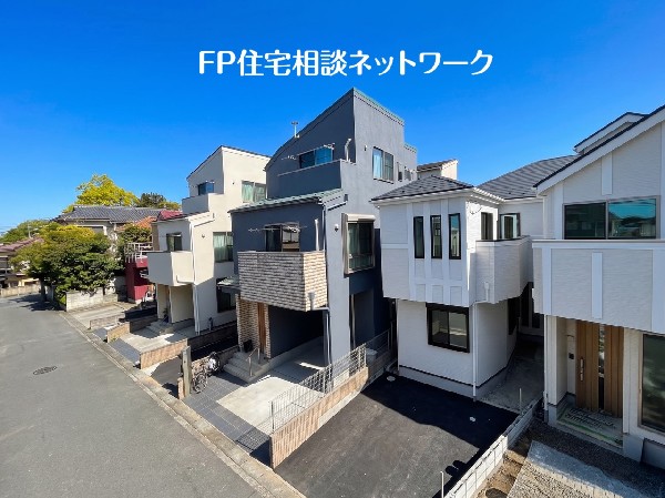 外観:前面道路は道幹線道路から入った通りのため、交通量も少なく、静かです。お子様がいても安心の住環境です。