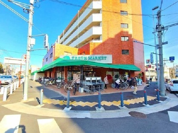 周辺環境:トップフレッシュマーケット岸根店(コンパクトな店内に安心の商品が並ぶスーパー。営業時間は10～22時。酒取扱いあり。宅配サービス有。)