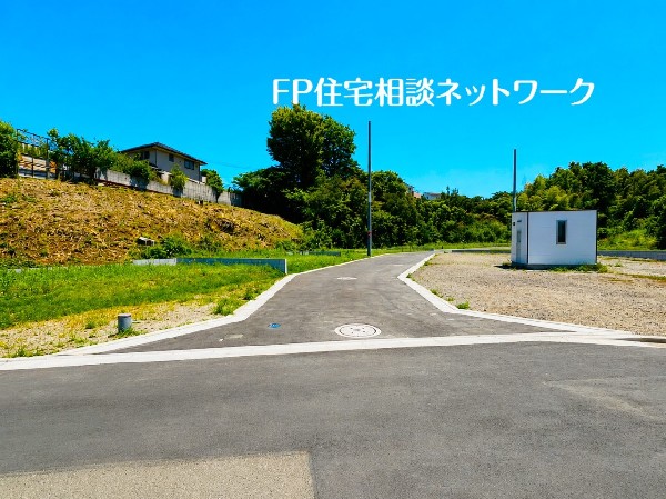 外観:新しい街並みが広がる開発分譲地。ゆとりある道路計画と豊かな緑に囲まれた穏やかな住環境が魅力です。