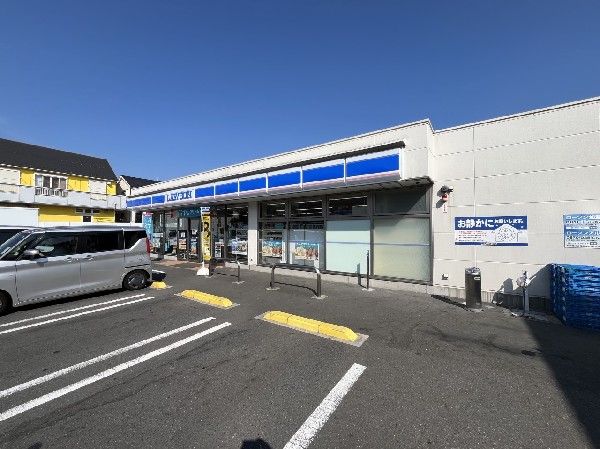 周辺環境:ローソン鶴見水道道店(コーヒーやスイーツが人気のコンビニエンスストア。酒たばこ取扱い有。駐車場は広めで車も停めやすいです。)