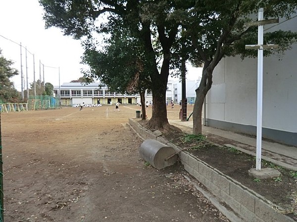 周辺環境:生麦中学校(子安台公園の近くにある中学校。百人一首大会などの楽しい行事を行う。制服がブレザーで可愛いと人気です。)