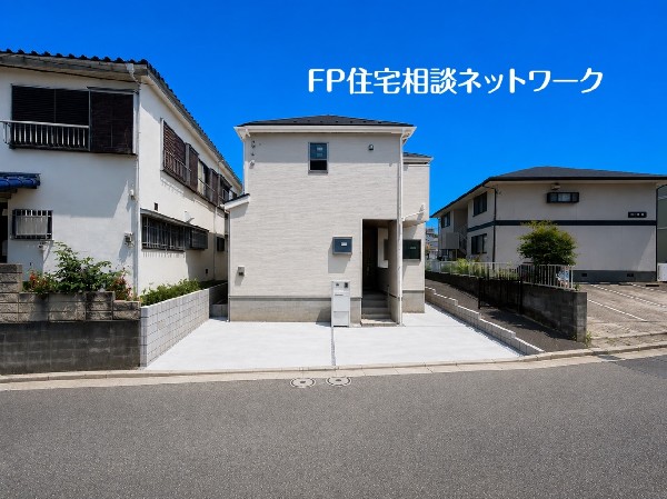 外観:前面道路は幅8.8ｍの公道。十分な広さがあるので車のすれ違いもらくらく。駐車もしやすいですね。