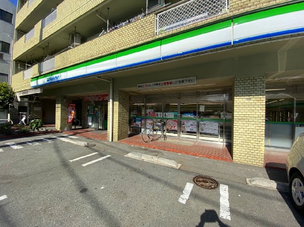 周辺環境:ファミリーマート 横浜東本郷店(ホットスナックのファミチキが人気のコンビニ。酒たばこ取扱い有。少量のチルド総菜が充実している。)