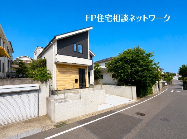 外観:緑に恵まれたエリアで、毎日のお散歩も気持ちよさそうです。自然に包まれた穏やかな暮らしができそうです。