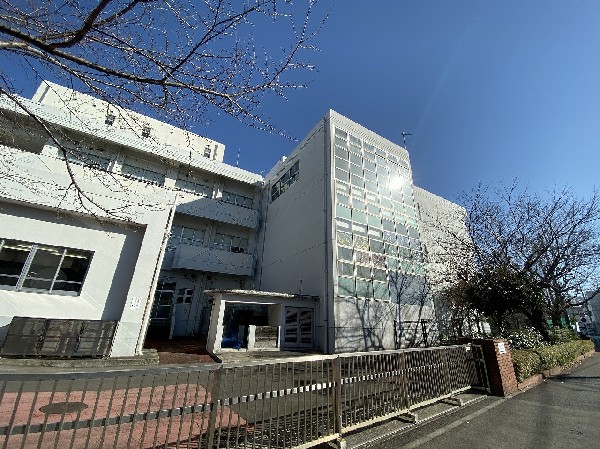 周辺環境:新鶴見小学校(教育目標は、「自分を信じ」「仲間と、地域とつながり、未知なる道を」「自分たちの力で切り拓く子」です。)