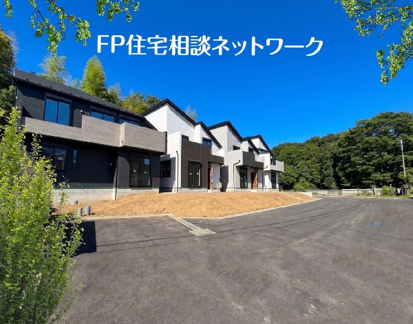 外観:南東側に通行のための共有地部分が取られているため、陽当り良く、開放的