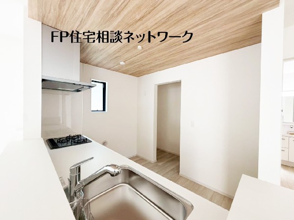 機能性とデザイン性を兼ね備えた嬉しいキッチン。食器洗乾燥機付きなので後片付け楽々。嬉しい浄水器も。