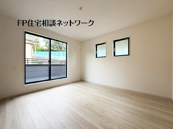 2面採光でお部屋の隅々まで明るい印象の居室。おひさまの光と爽やかな風をたっぷりと取り込めます。
