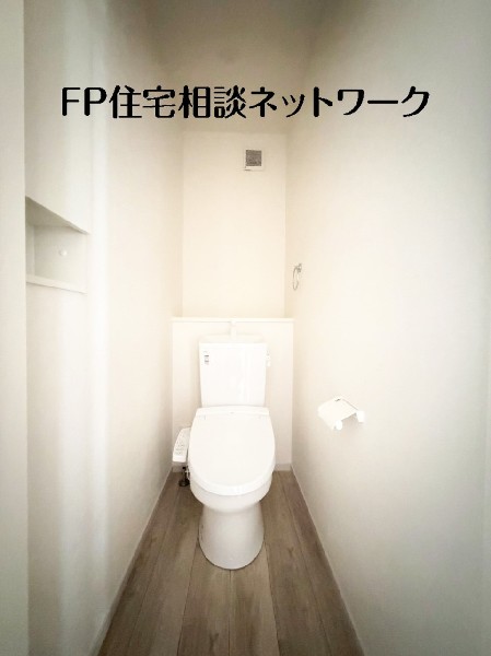 トイレは1階と2階に2カ所あります。朝の忙しい時間も慌てることなく使用できるので助かりますね。
