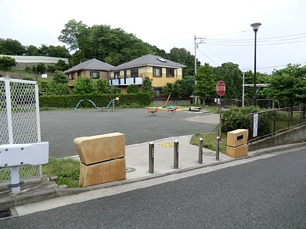 周辺環境:駒岡三丁目公園(駒岡中郷市民の森近くにあるのどかな公園。ねじれた形のうんていとブランコがある。春は桜が綺麗です。)
