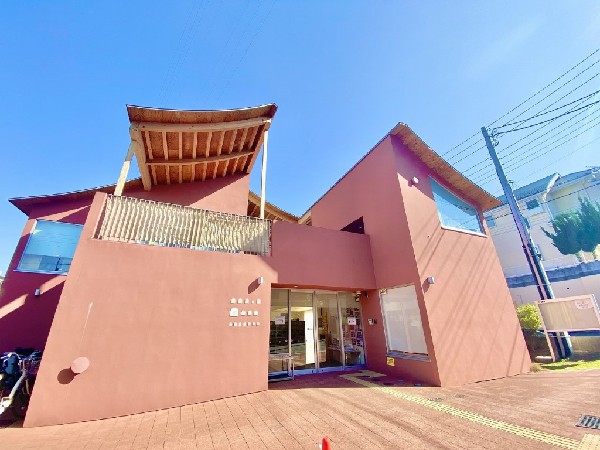 周辺環境:駒岡げんきっず(園舎は3階建で、南側と東側に2ヵ所園庭があります！屋上にはプールがあり、夏には水遊びを楽しみます。)