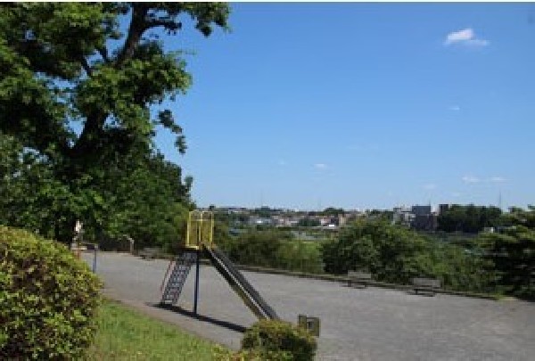 周辺環境:いぶき野第二公園(恩田川が流れるほとりに整備されている高台の公園。滑り台、鉄棒、ブランコ、砂場など一通りの遊具が揃う。)