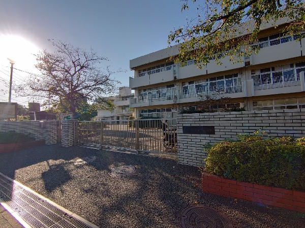 周辺環境:いぶき野小学校(長津田みなみ台公園に隣接する小学校。教育目標は「夢に向かって希望をもち ともにはばたくいぶき野の子」)