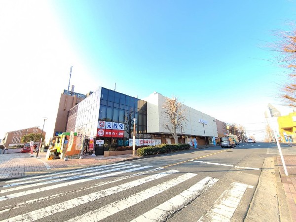 周辺環境:東急ストアつくし野店(営業時間9:00～21:00。本屋・100円均一等のテナントも入っていて便利です。駐車場60台完備。)