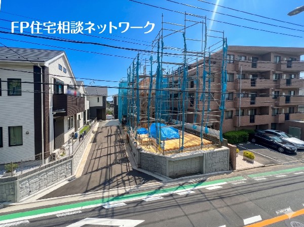 外観:広々とした前面道路のおかげで隣接する建物との距離が保たれ、家全体にたっぷりの陽光が降り注ぎます！