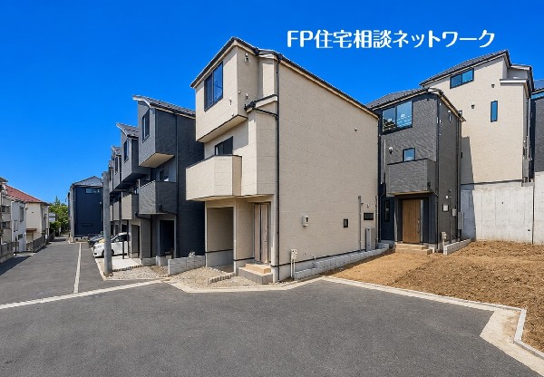 外観:横浜線「大口」駅徒歩3分！徒歩5分圏内にスーパーやコンビニ、公園などがあり便利で快適な生活を送れます。