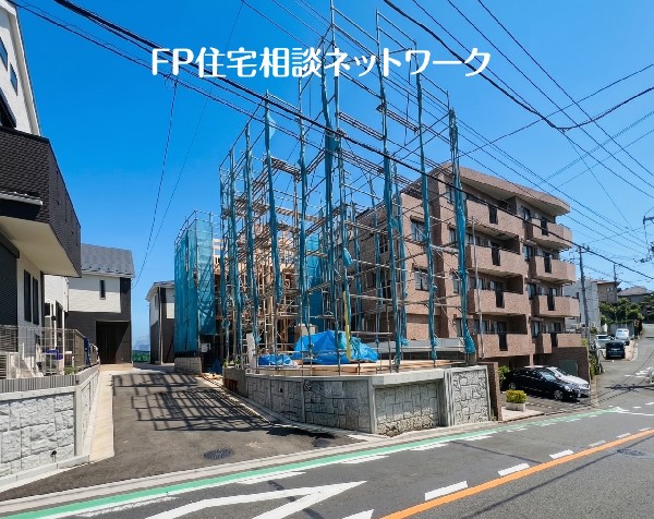 外観:保育園・小学校・コンビニなどが徒歩5分以内にあり、利便性良好。子育てファミリーに嬉しい住環境です。