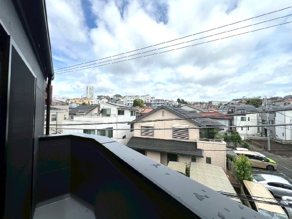 南に面したバルコニー。太陽の光と爽やかな風を受けたお洗濯はあっという間に乾きそうですね。
