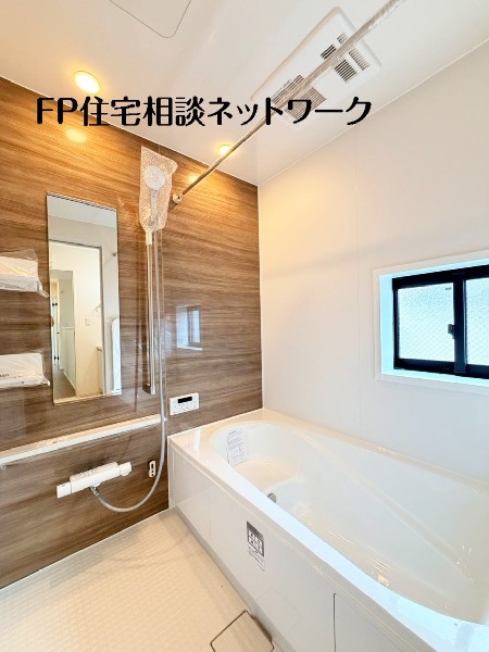 ゆったりとくつろげるユニットバス。足を伸ばせる浴槽なら疲れを癒せそう。窓付きで換気もばっちりです。