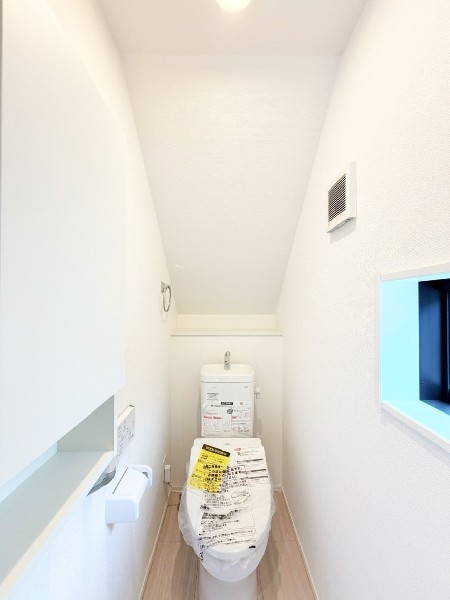 トイレは1階と2階に2カ所あります。朝の忙しい時間も慌てることなく使用できるので助かりますね。