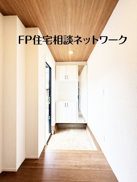 コの字型の玄関収納はカウンターがあるので、写真や絵を飾ったり自分好みのインテリアを楽しめそうですね。