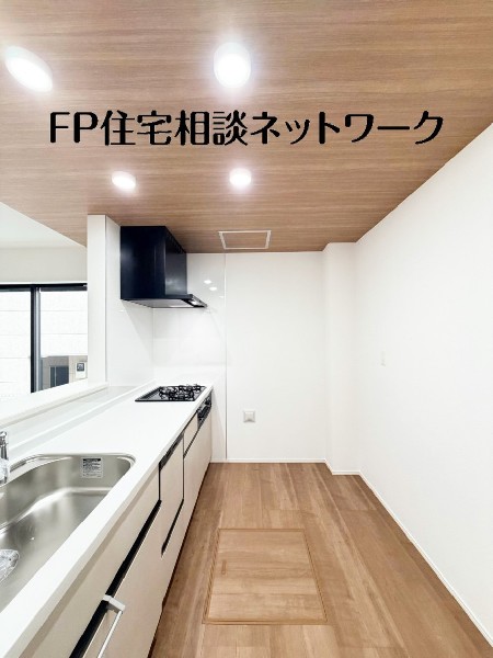 食洗機内蔵のスライド収納タイプのシステムキッチンを採用。床下収納もついています。