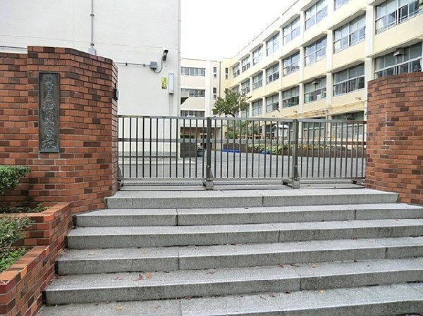周辺環境:駒岡小学校(2022年で50周年。教育目標は「自ら輝き 共に輝く 駒っ子　やさしく 正しく 高め合って 生きる」)