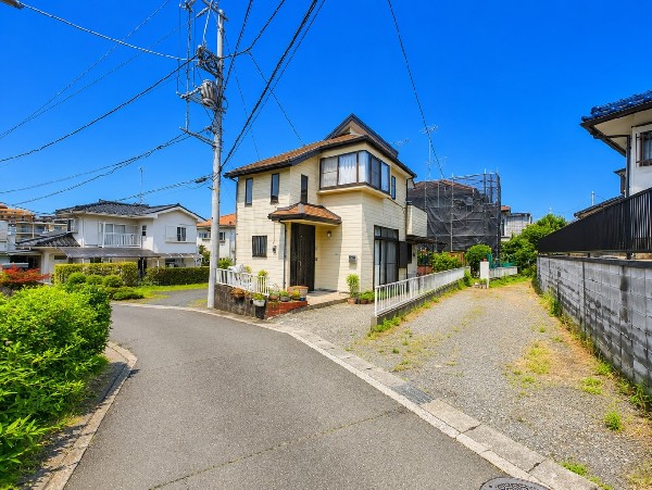 外観:前面道路は車通りの少ない道路。お車の出し入れが苦手なママや小さなお子様にも安心ですね。