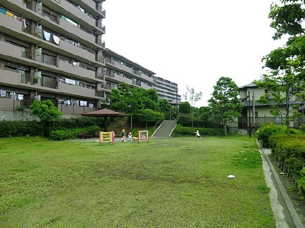 周辺環境:東本郷六丁目第二公園(大規模マンションに隣接する公園。複合遊具や砂場の他に芝地の広場もあり、子供たちがのびのびと遊べます。)