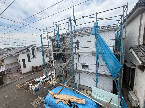 外観:「岸根公園」駅徒歩9分の立地。快適な緑に恵まれたエリアで、自然に包まれた穏やかな暮らしを実現できます。