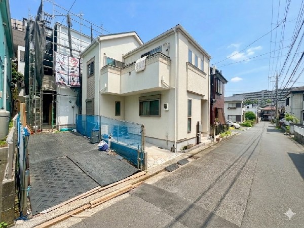 外観:前面道路は車通りの少ない道路。小さなお子様も安心です。お車の出し入れが苦手な方も駐車しやすそうです。