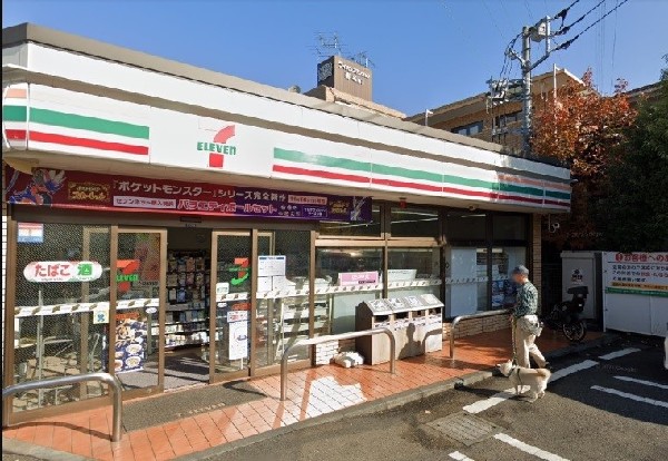 周辺環境:セブンイレブン横浜北寺尾7丁目店(近くて便利、期待以上の品質を提供するコンビニ。ネット注文、店舗受取や配達可能なセブンミール取扱有。)