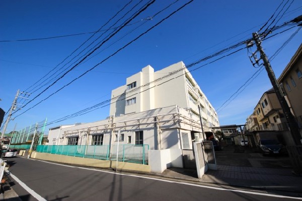 周辺環境:岸谷小学校(昭和16年創立。全校生徒は約419名。教育目標は「希望　幸福　他愛」住宅地の中にあり静かな環境です。)