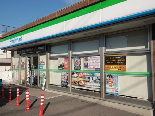 周辺環境:ファミリーマート横浜神大寺一丁目(徒歩4分で気楽に行ける近さ。時間を問わず幅広い品物が揃い便利ですね。ファミチキが人気のコンビニです。)