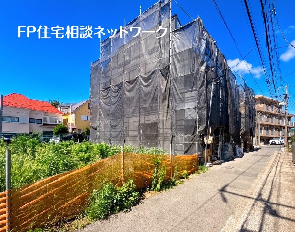 外観:前面道路は車通りの少ない道路。小さなお子様も安心です。お車の出し入れが苦手な方も駐車しやすそうです。