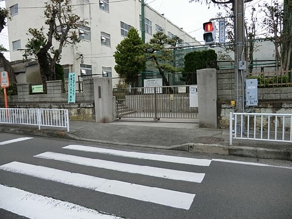 周辺環境:一本松小学校(1学年2クラス程の小規模校。近隣の4校で老松中ブロックを構成し、横浜型小中一貫教育を行っています。)