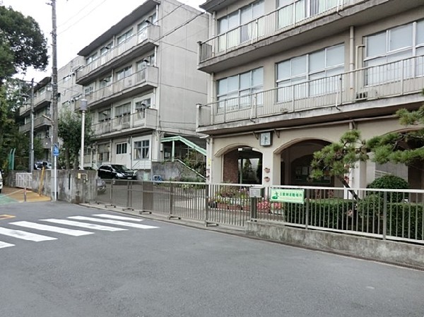 周辺環境:老松中学校(野毛山公園に隣接し、緑豊かな環境に位置しています。昭和22年創立、各学年4クラス程の中学校。)